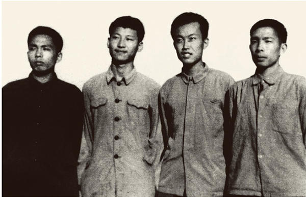 这是1973年上山下乡时期,习近平(左二)在陕西延川县。
